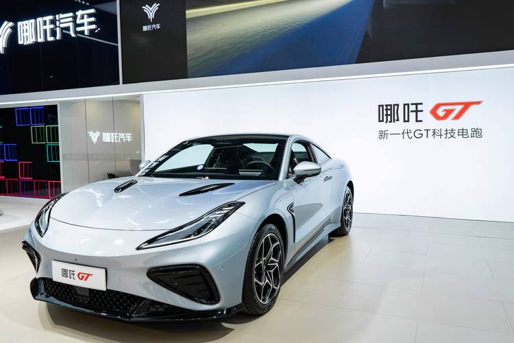 东莞191哪吒汽车在智能汽车领域的表现，领途汽车在新能源汽车市场中的影响力